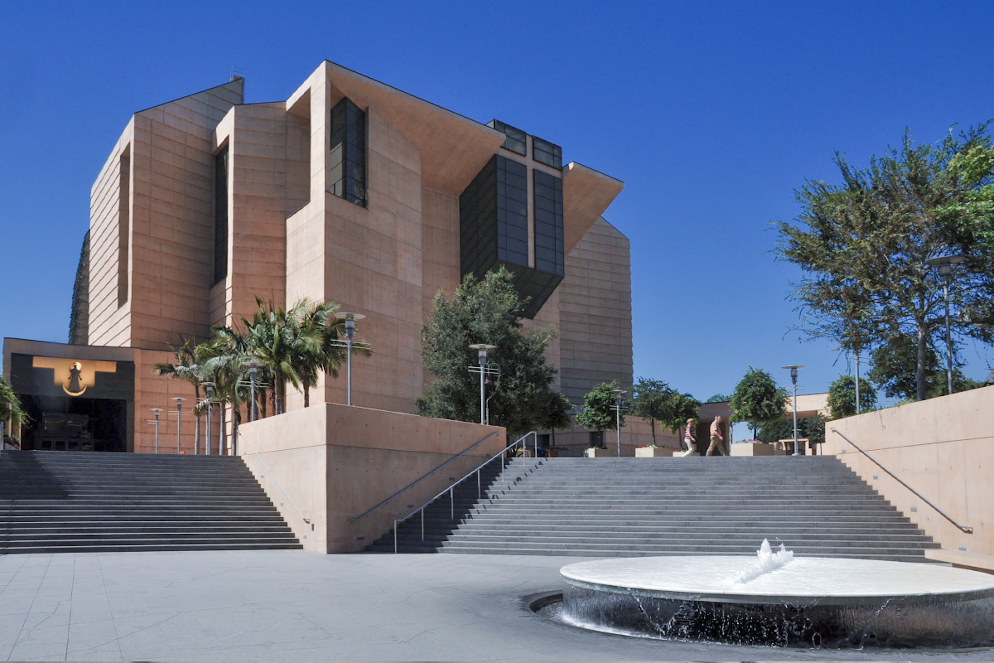 A photo of the gateway pool of the Cathedral of Our Lady of the Angels / Moneo Cathedral Los Angeles.